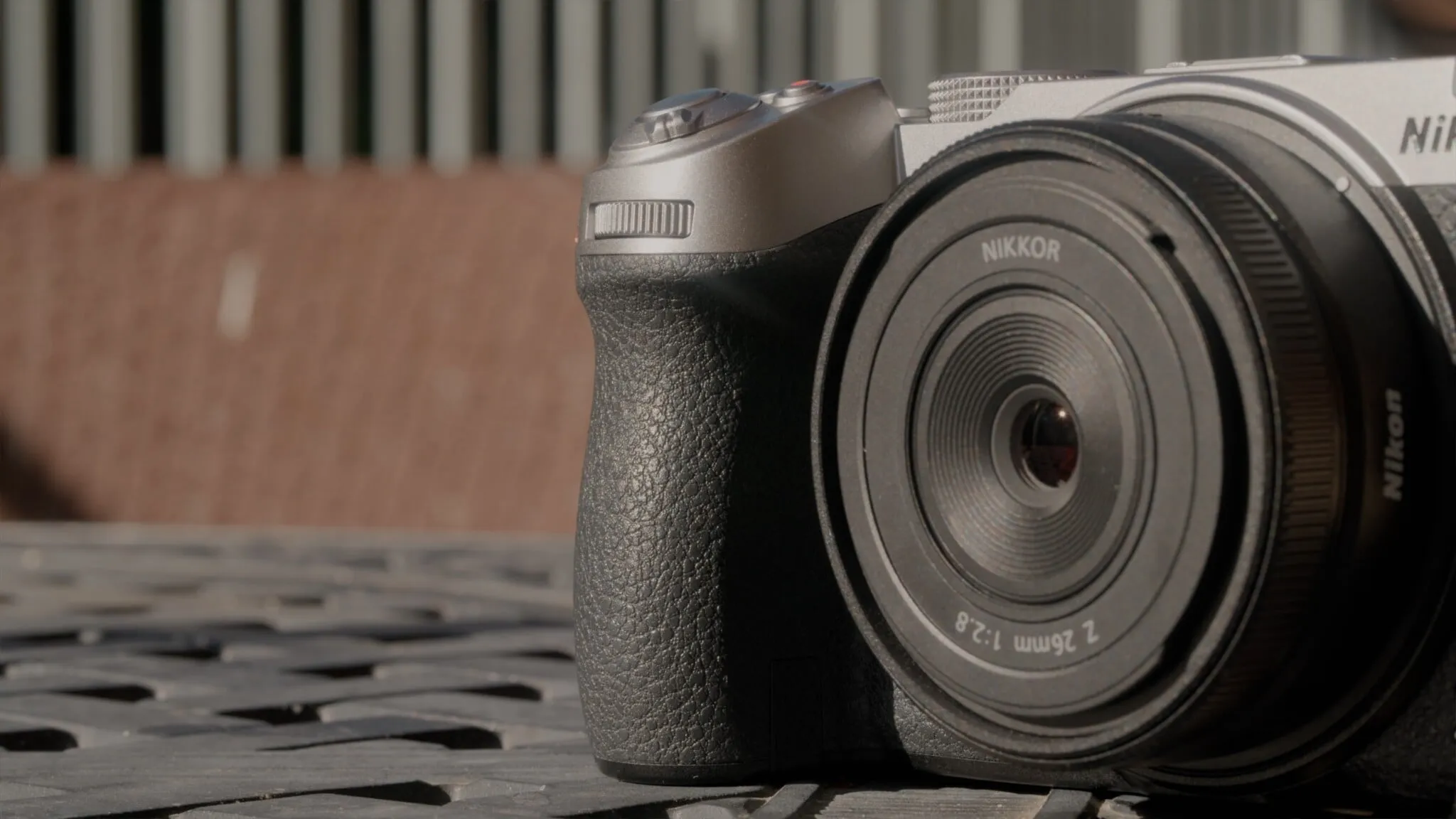 Nikon Z5 IIC с объективом: вид на рукоятку