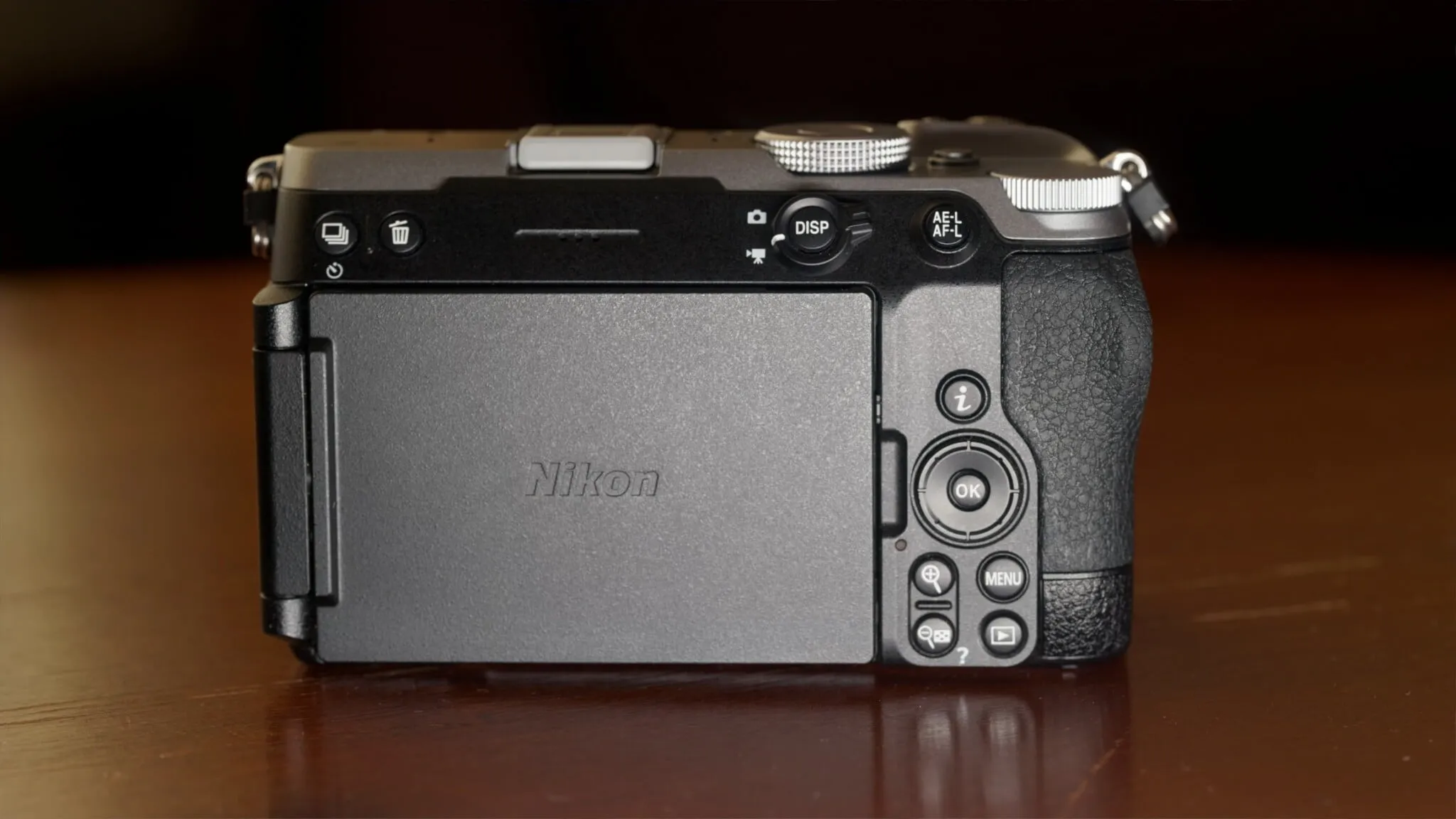 Задняя панель Nikon Z5 IIC с поворотным экраном