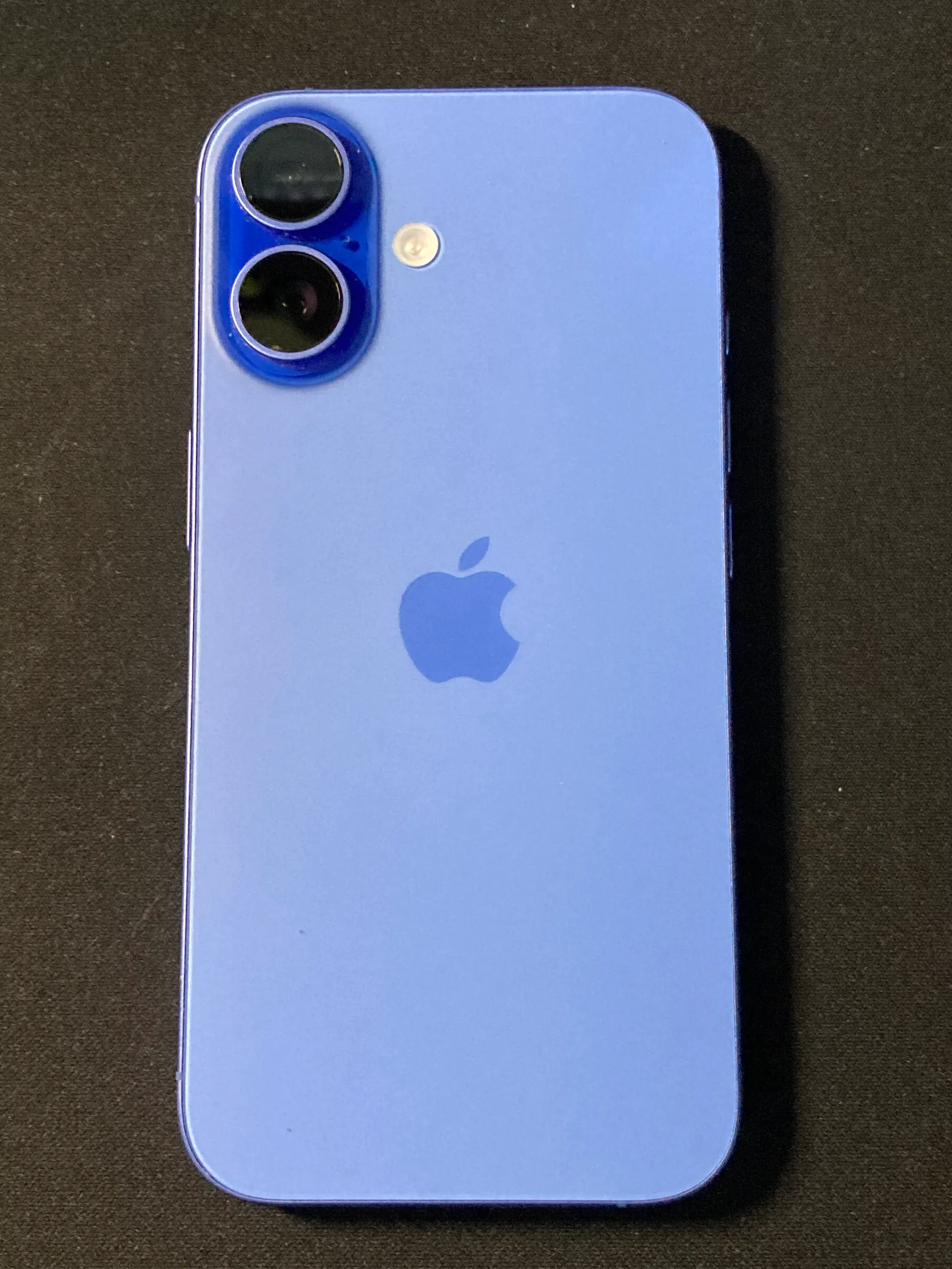 Задняя панель синего iPhone 16 с двумя объективами и вспышкой