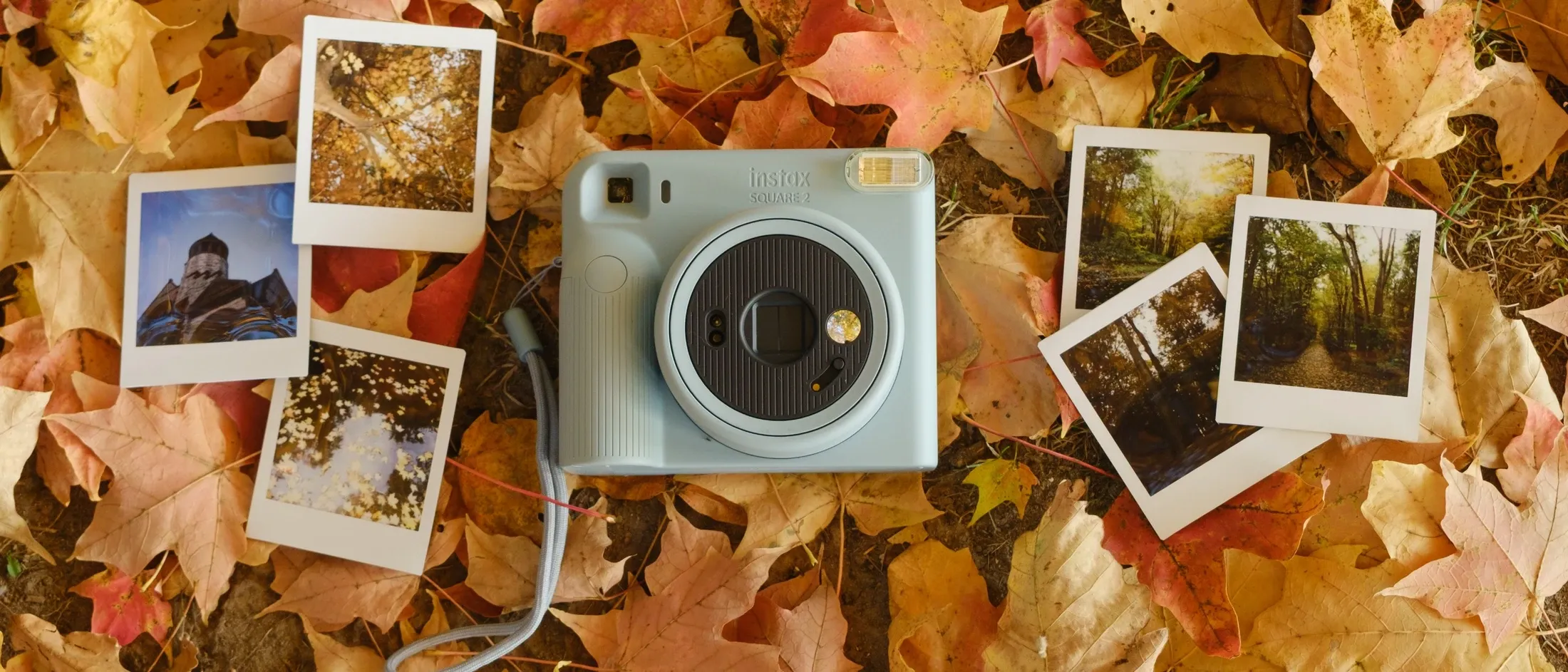 Fujifilm instax SQUARE 2 среди осенних листьев и моментальных отпечатков
