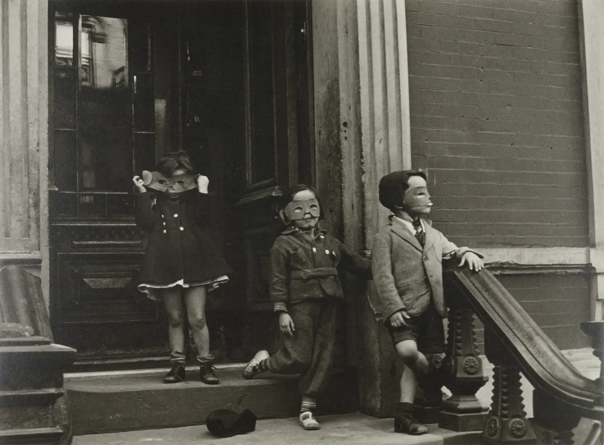 Хелен Левитт, New York, 1940: трое детей в масках на ступенях подъезда